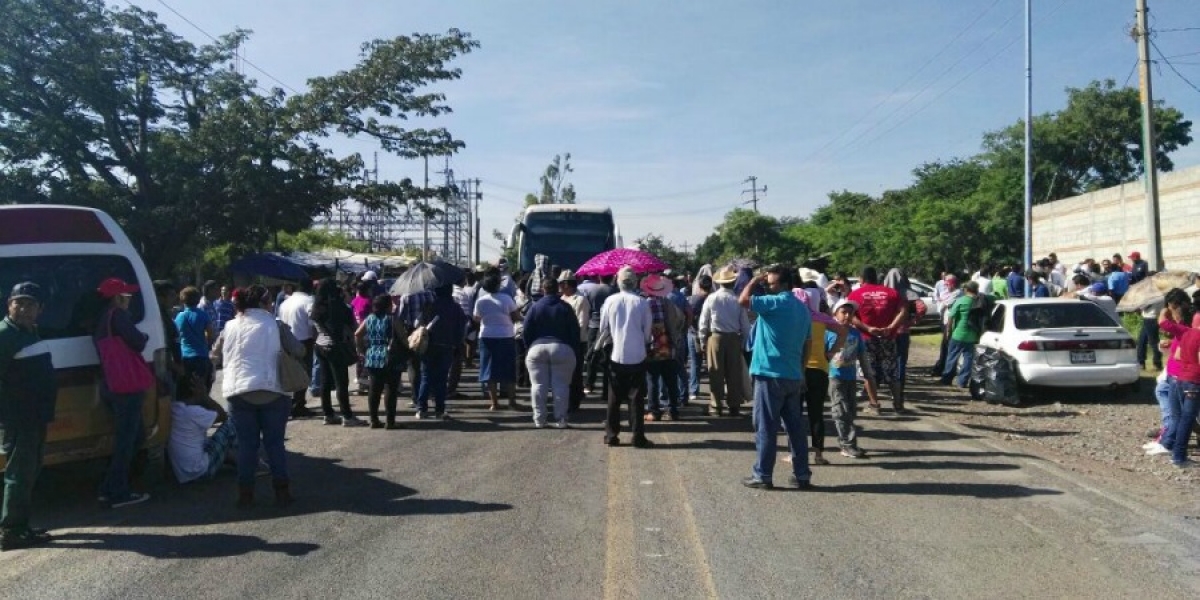 Se registra bloqueo de carretera en Mazatepec