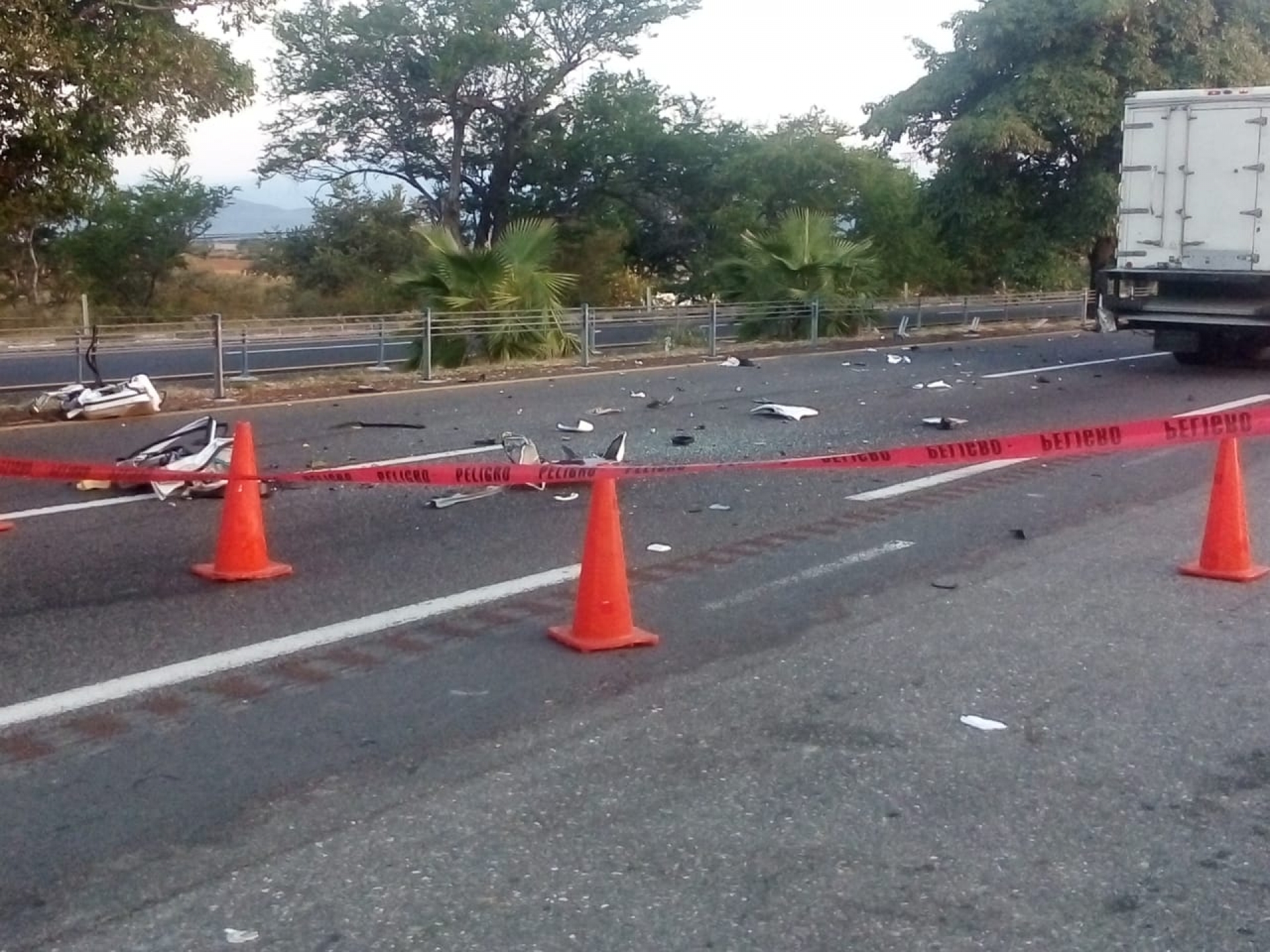 Embiste camión a auto; una mujer falleció