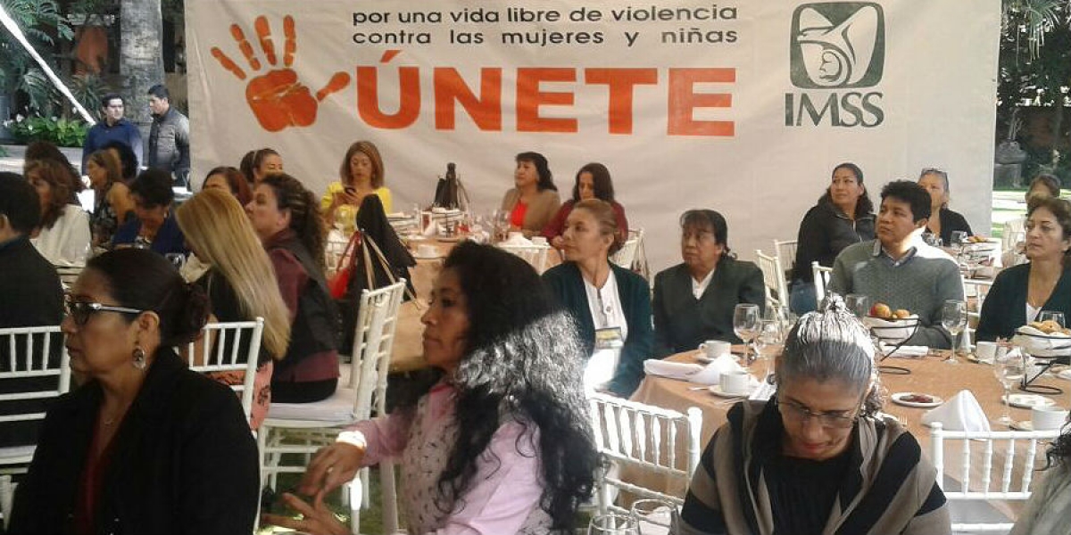Entrega IMSS reconocimientos a trabajadores por años de servicio