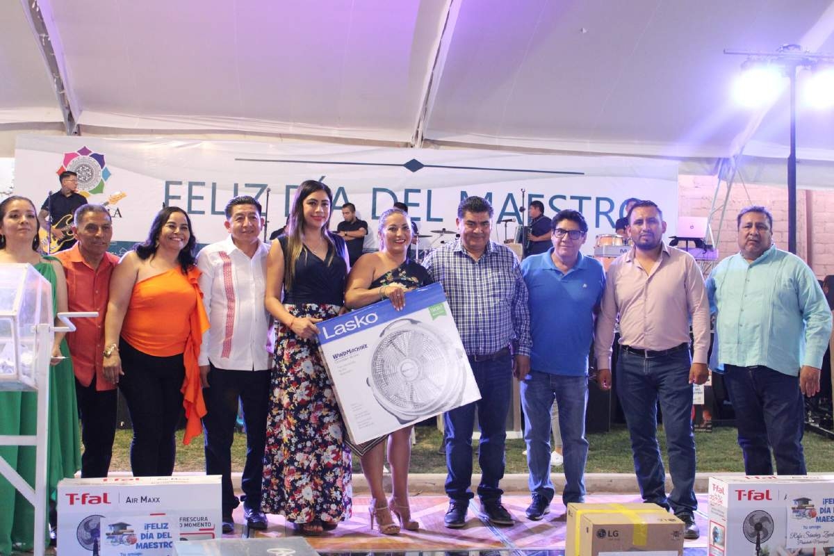 Festeja Ayuntamiento de Yecapixtla a maestros con motivo de su día