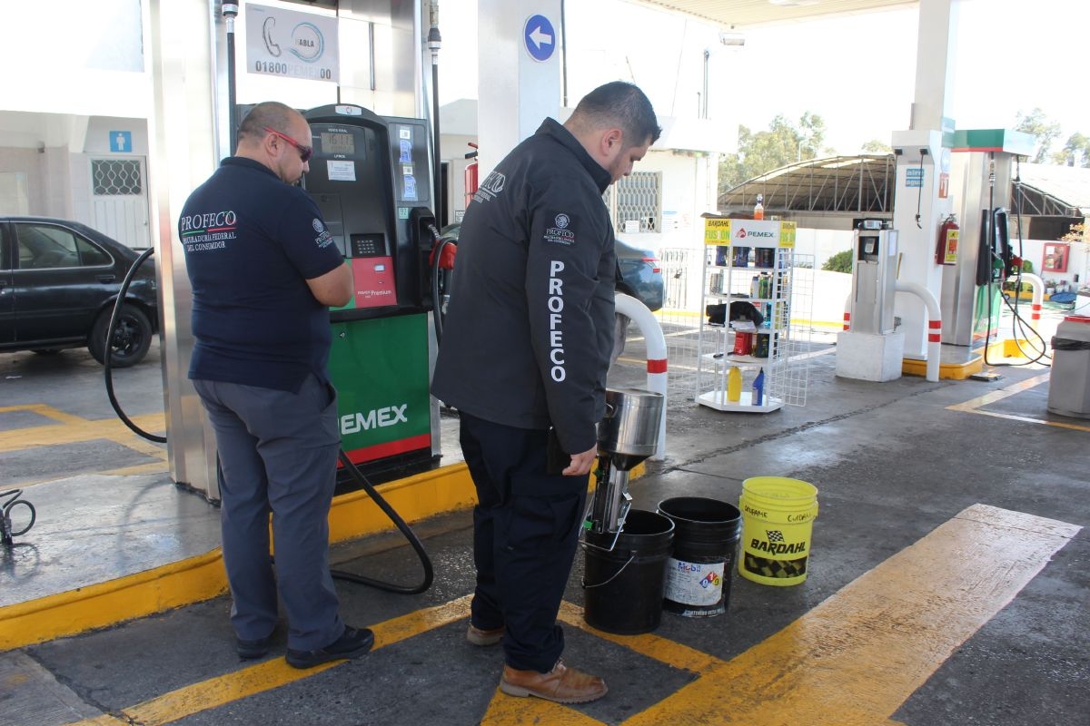 Multa Profeco a gasolineras que surten litros incompletos