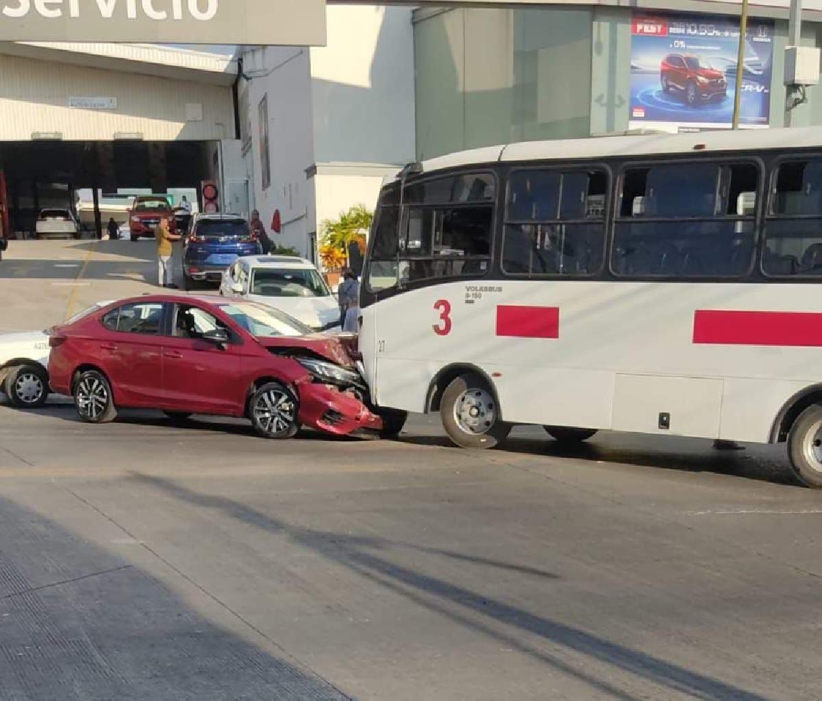 Chocan un auto y una "ruta" en Chipitlán