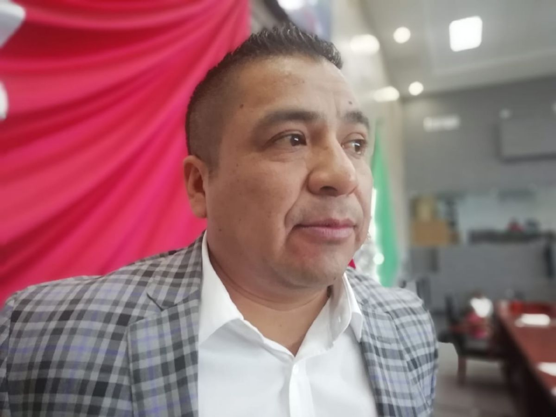 Dejan a diputados vestidos y alborotados