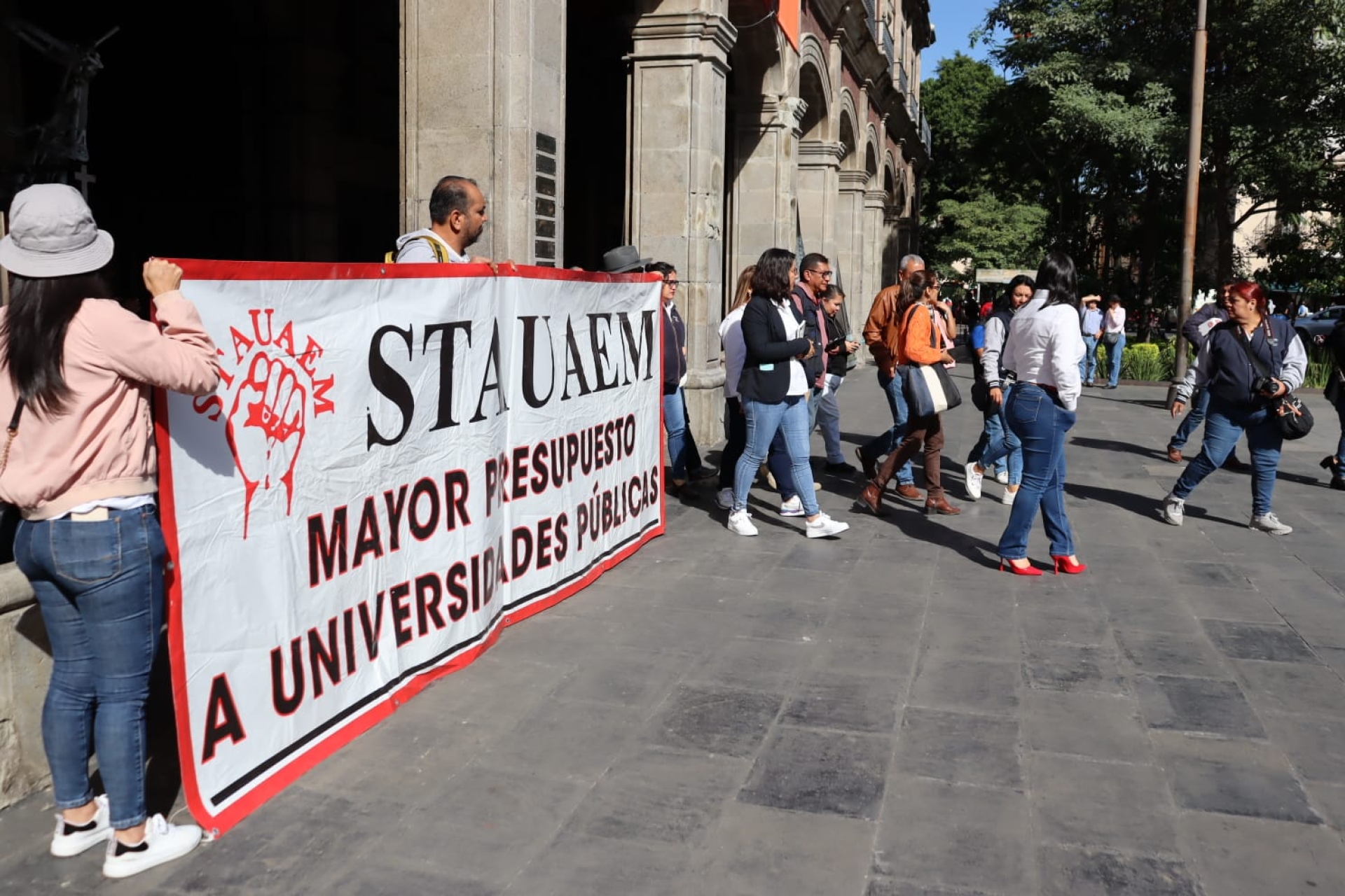 Se reúnen integrantes del STAUAEM con titular de Educación; piden gestión del gobierno estatal