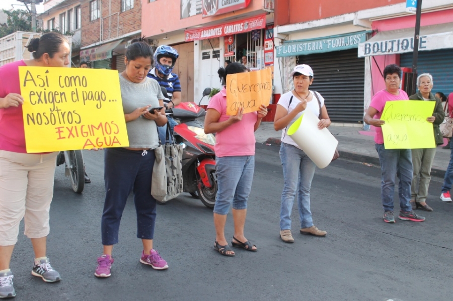Vecinos bloquean la avenida Universidad por falta de agua