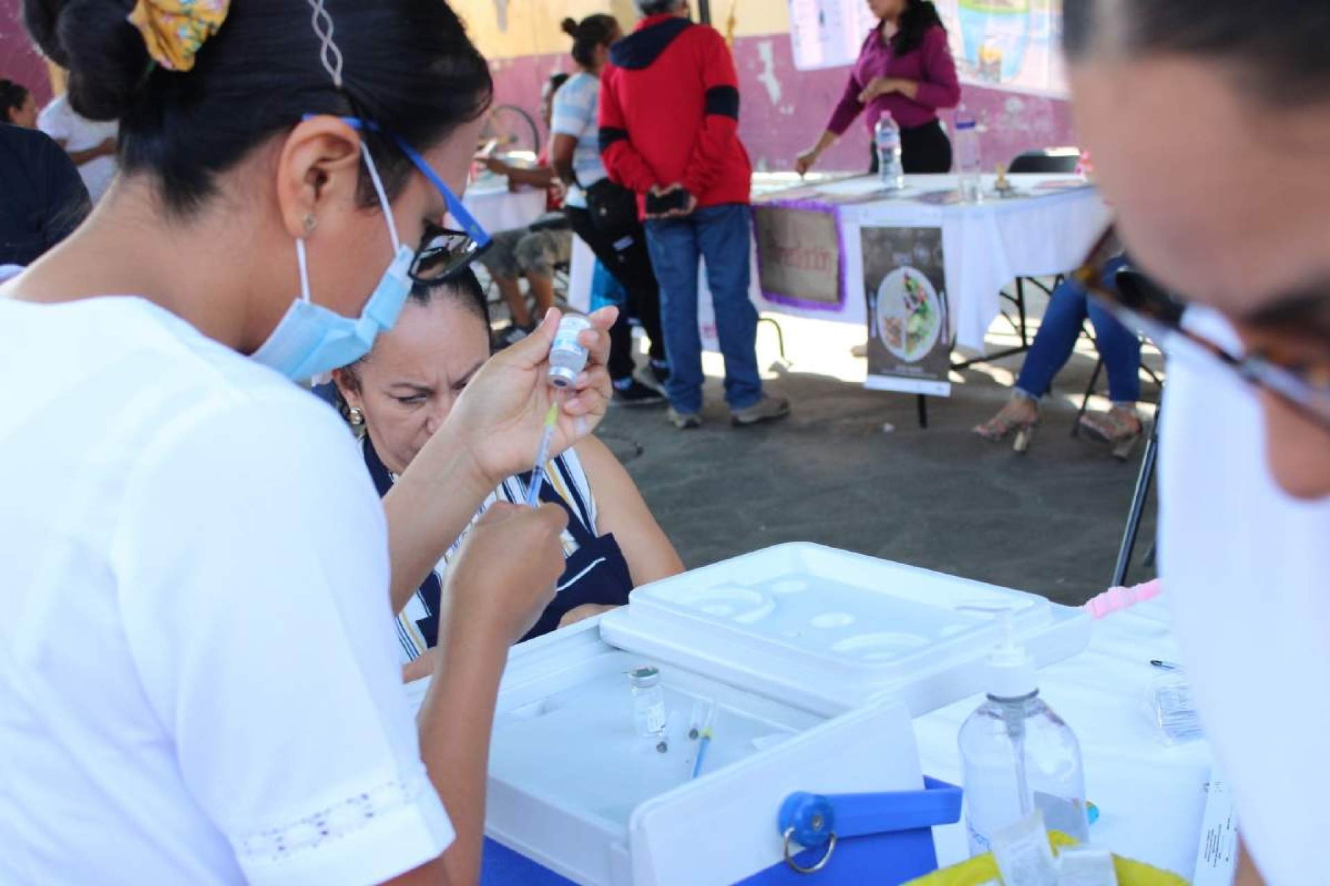 Médicos deberán comprar vacunas actualizadas contra covid