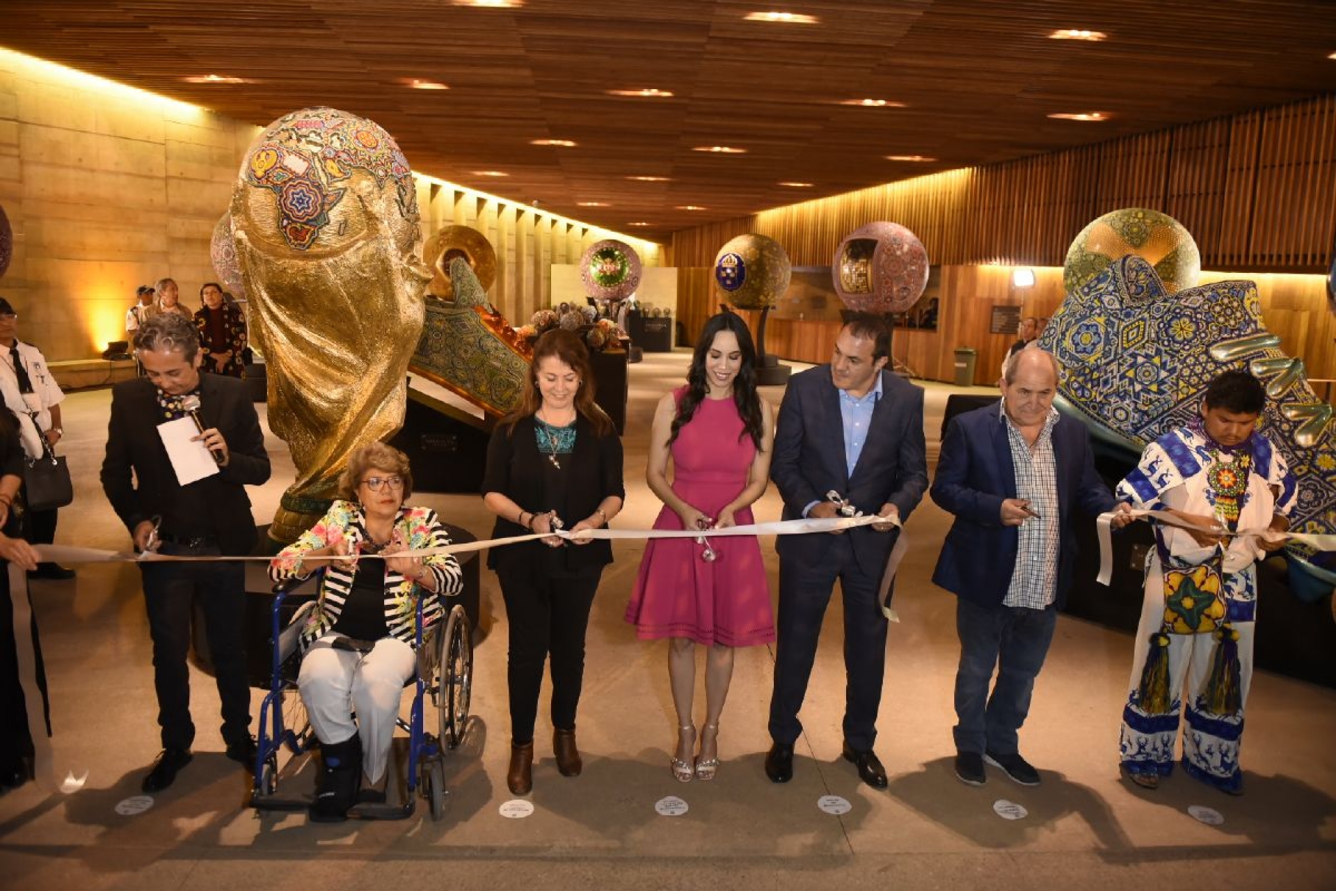 Inaugura Cuauhtémoc Blanco exposición “Somos Mundiales”