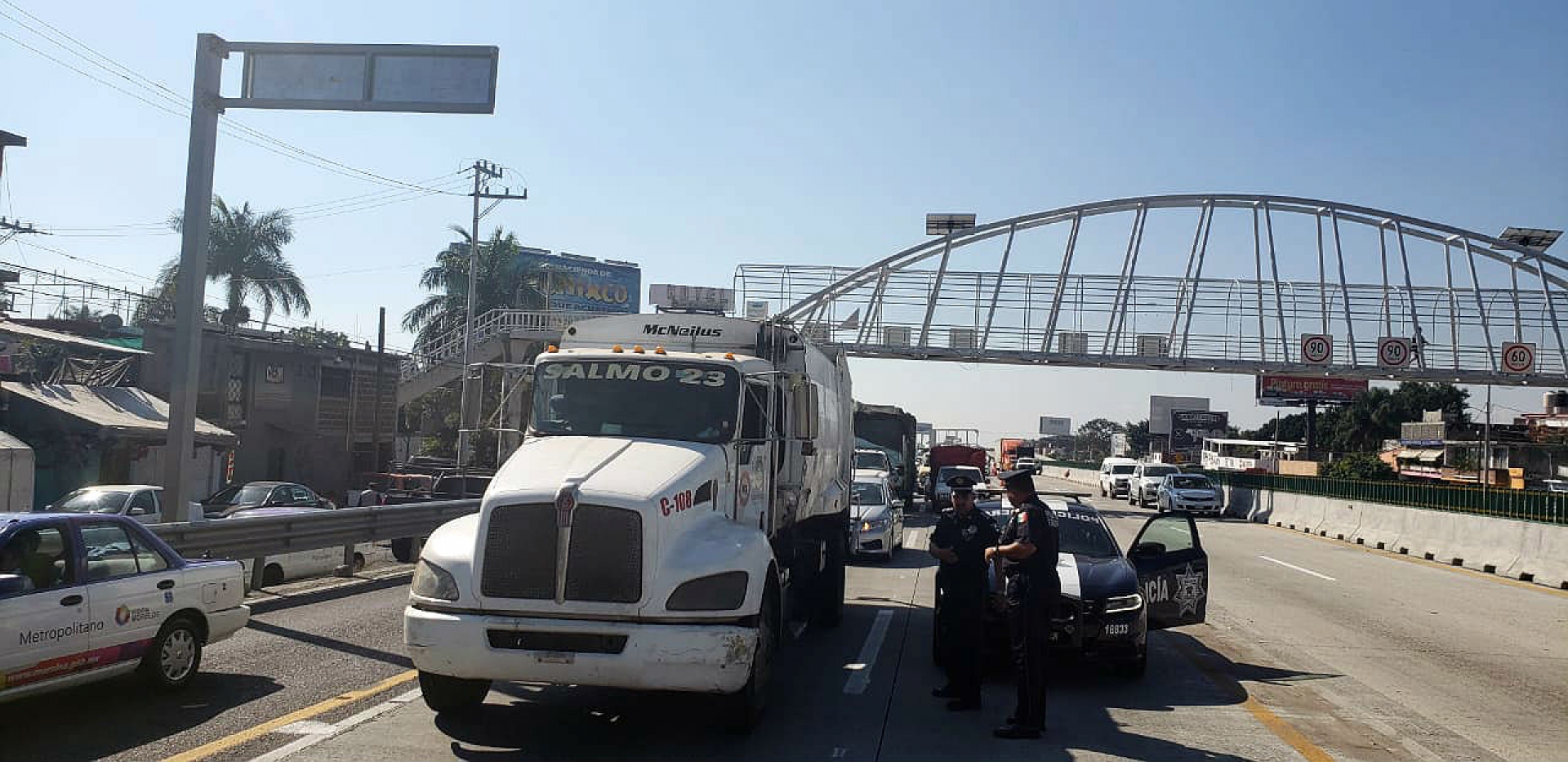 Brinda PF seguridad vial durante trabajos de retiro de muros de concreto