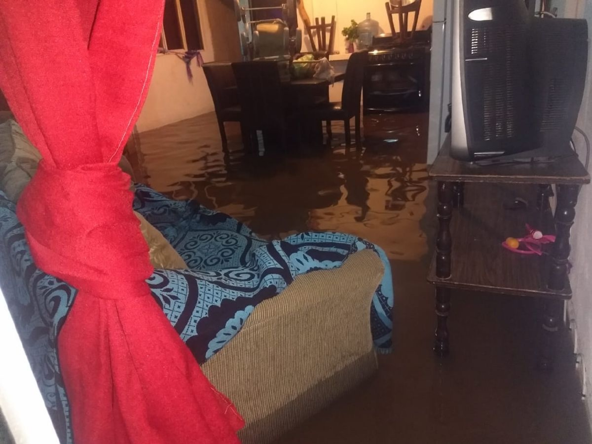 La basura tirada a la calle provocó la inundación de dos avenidas