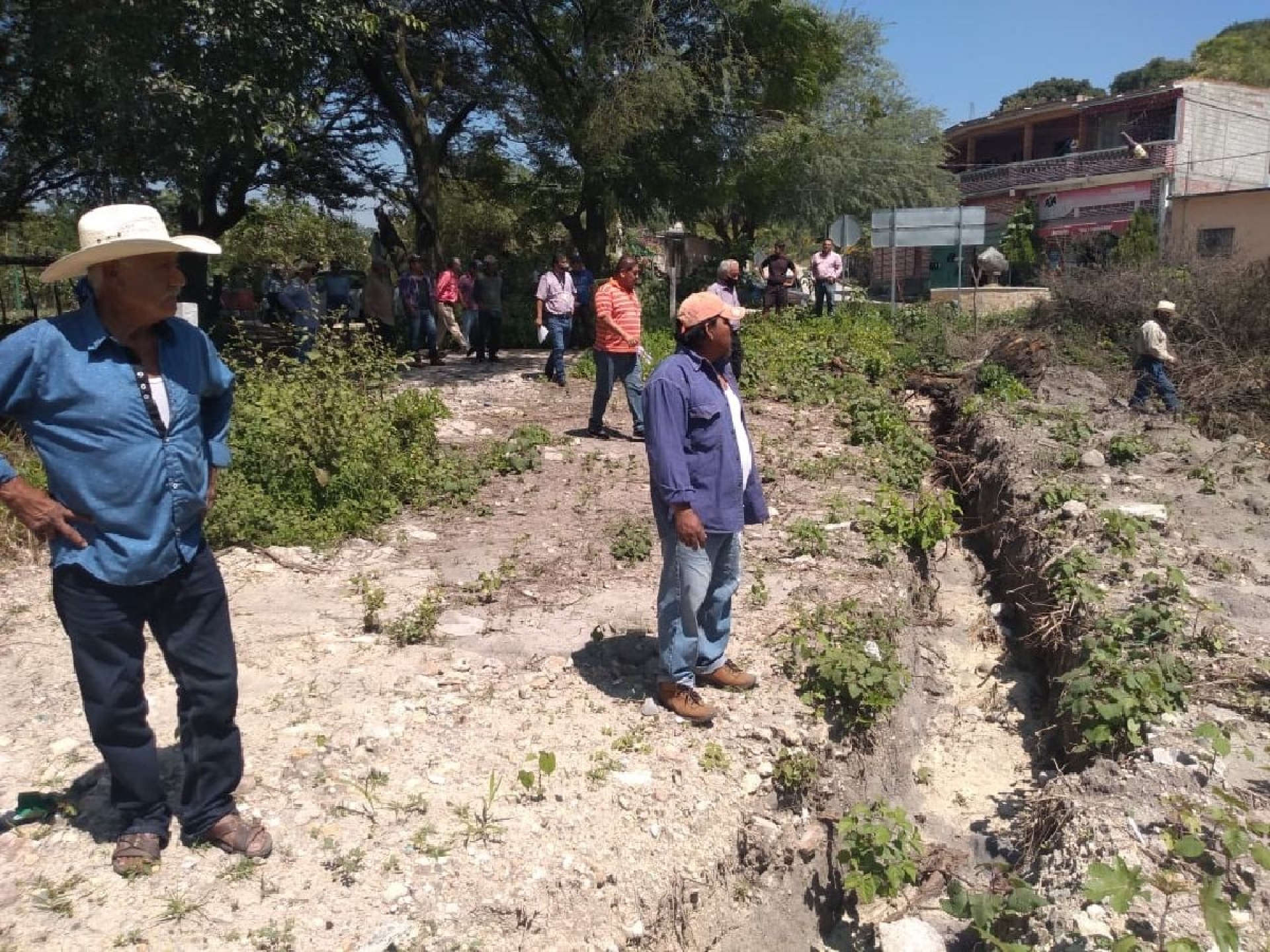 Recorre la Conagua obra que invade la laguna de Coatetelco