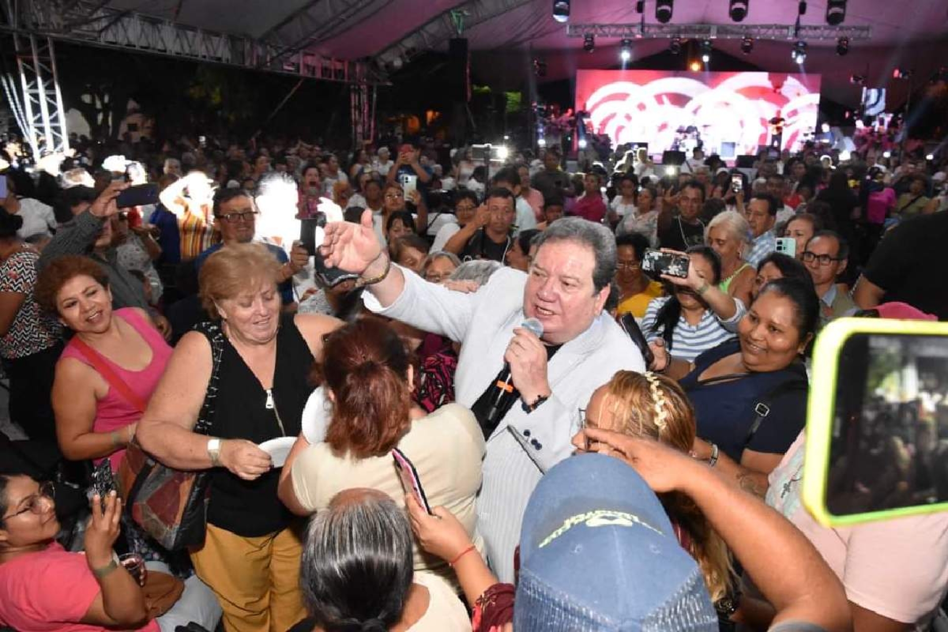Festejan a diez mil mujeres en Cuautla por el Día de las Madres