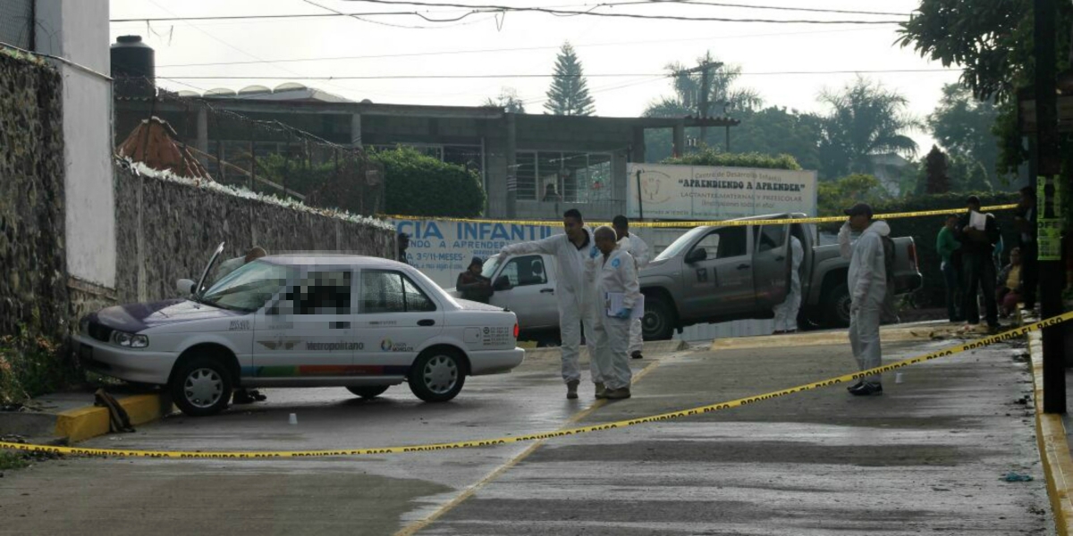Atacan a balazos a dos personas en Emiliano Zapata; un taxista falleció