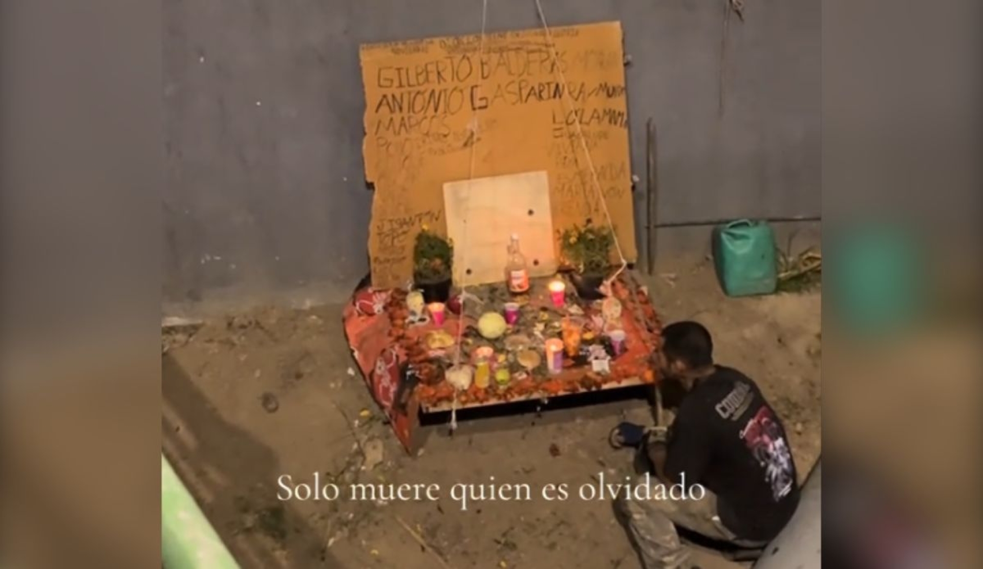 'Solo muere quien es olvidado', la emotiva ofrenda de un hombre sin hogar