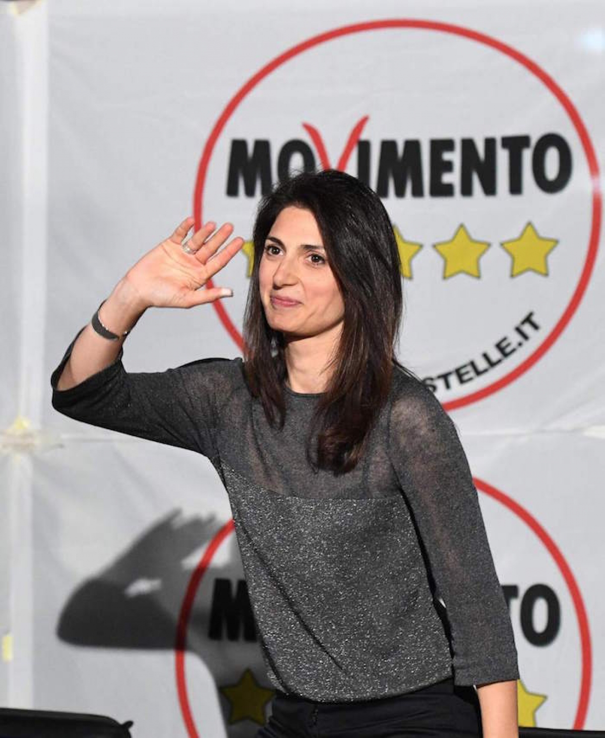 Roma tendrá por primera vez una mujer como alcade; Virginia Raggi gana la elección
