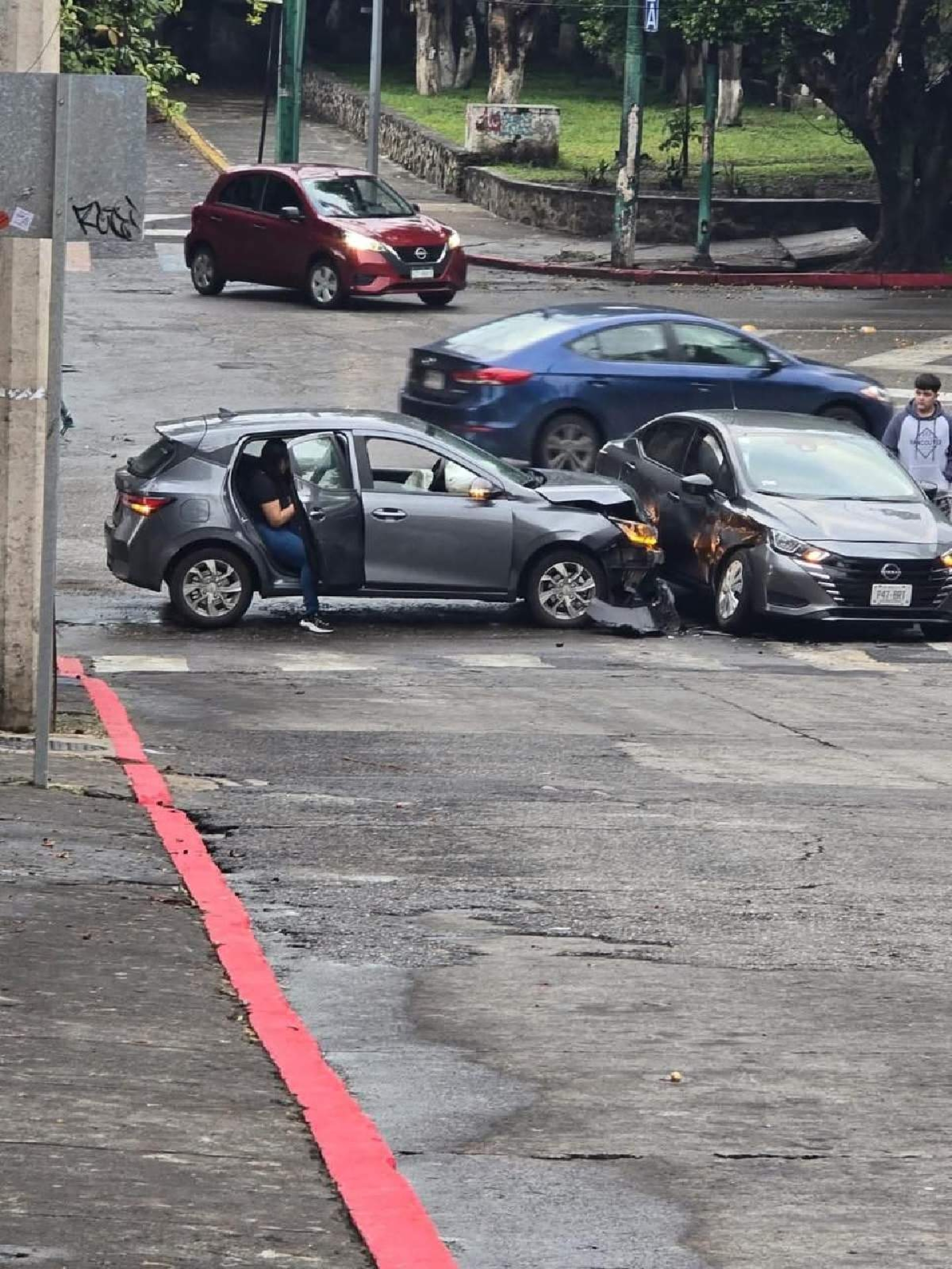 Choque entre dos autos deja daños materiales