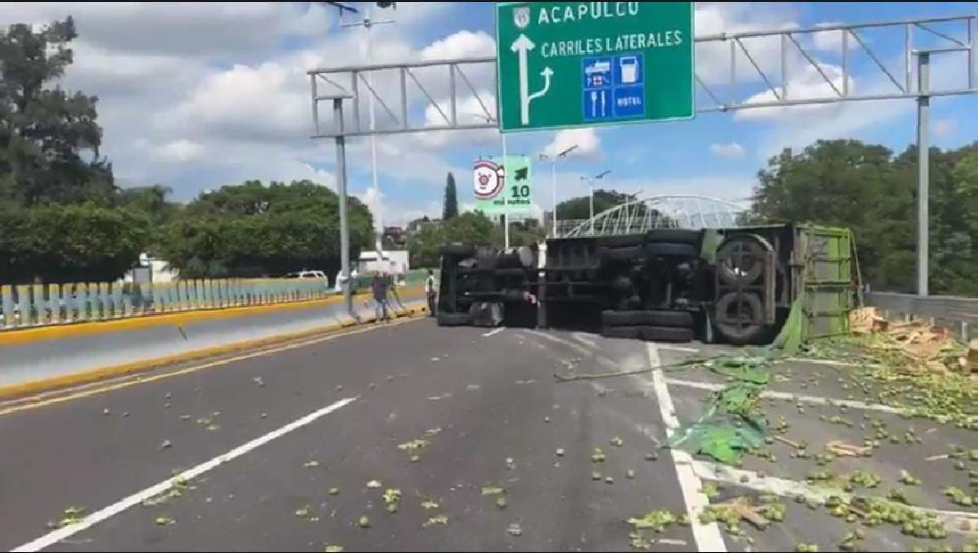 Vuelca un camión en la México-Acapulco
