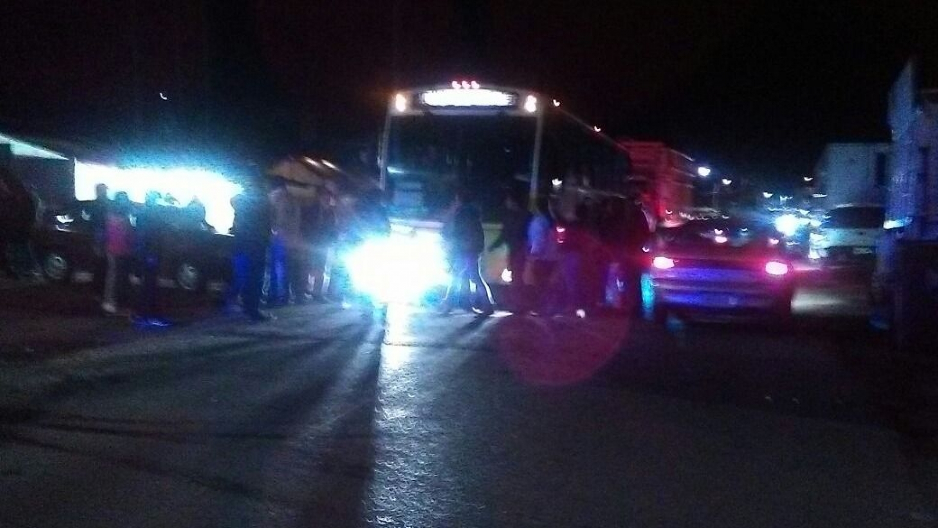 Manifestantes bloquean la carretera México-Cuernavaca