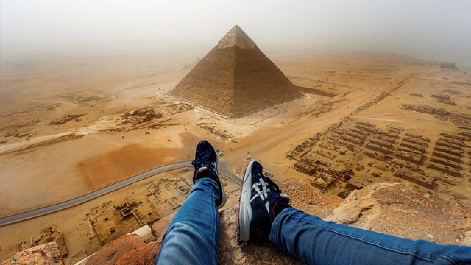 Adolescente sube ilegalmente a la gran pirámide de Giza y captura imágenes sorprendentes