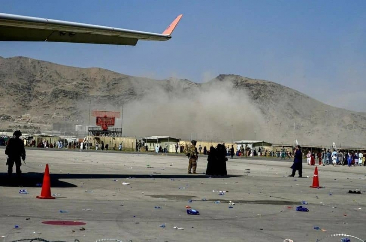 Explosiones cerca del aeropuerto de Kabul, Afganistán, dejan varios muertos y heridos