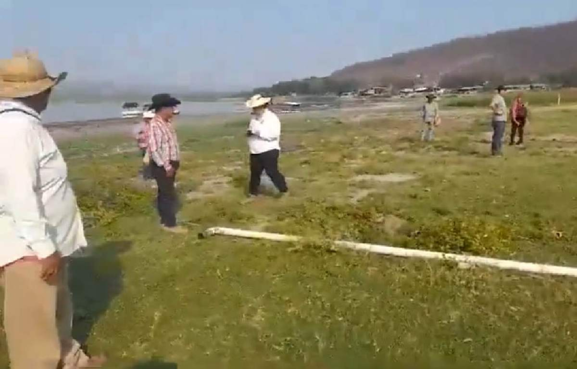 Ante el bajo nivel, invaden la laguna de Coatetelco