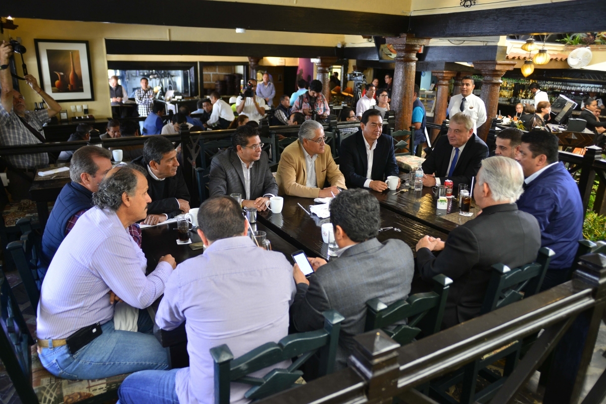 Reunión de figuras de oposición, para analizar problemas de la entidad: Salazar Solorio
