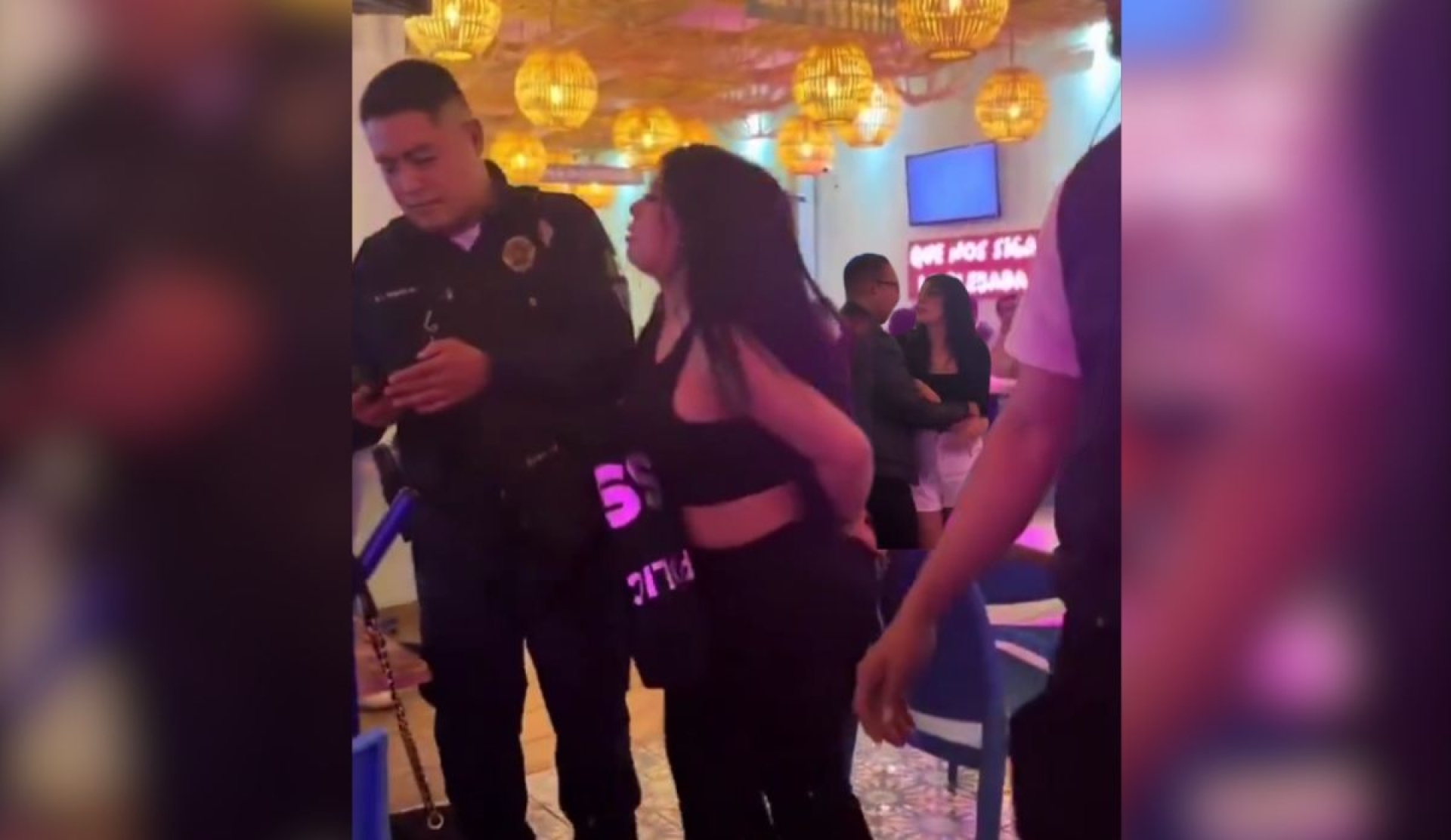 'Lady Sinaloa' provoca caos en restaurante y se enfrenta a policías en Guadalajara