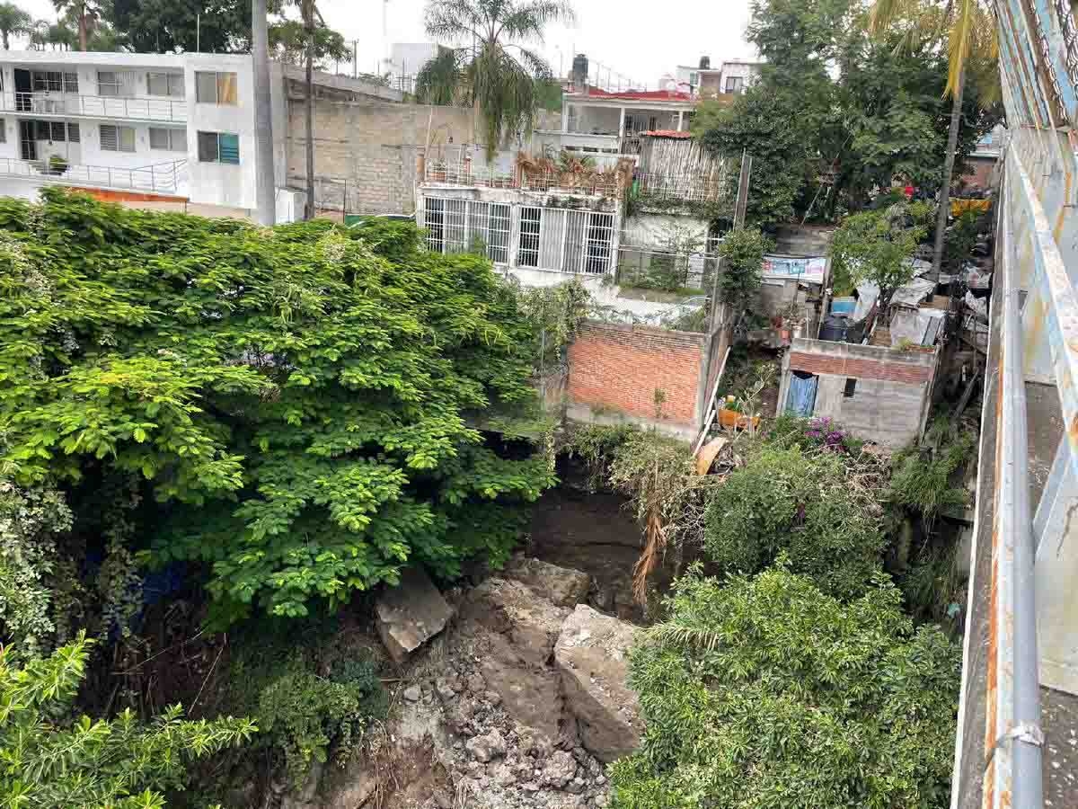 Derrumbe de paredón pone en riesgo a seis familias