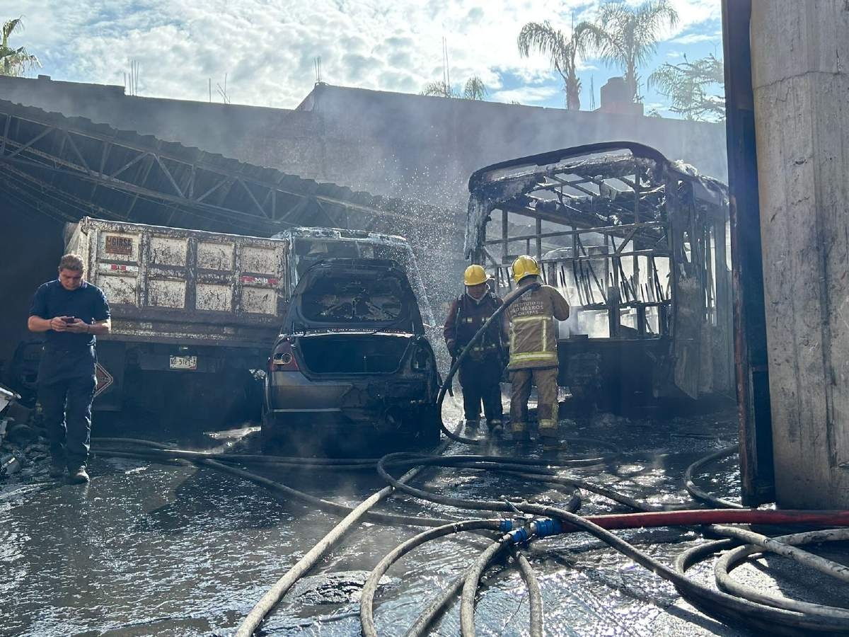 Destruye fuego siete vehículos en taller mecánico
