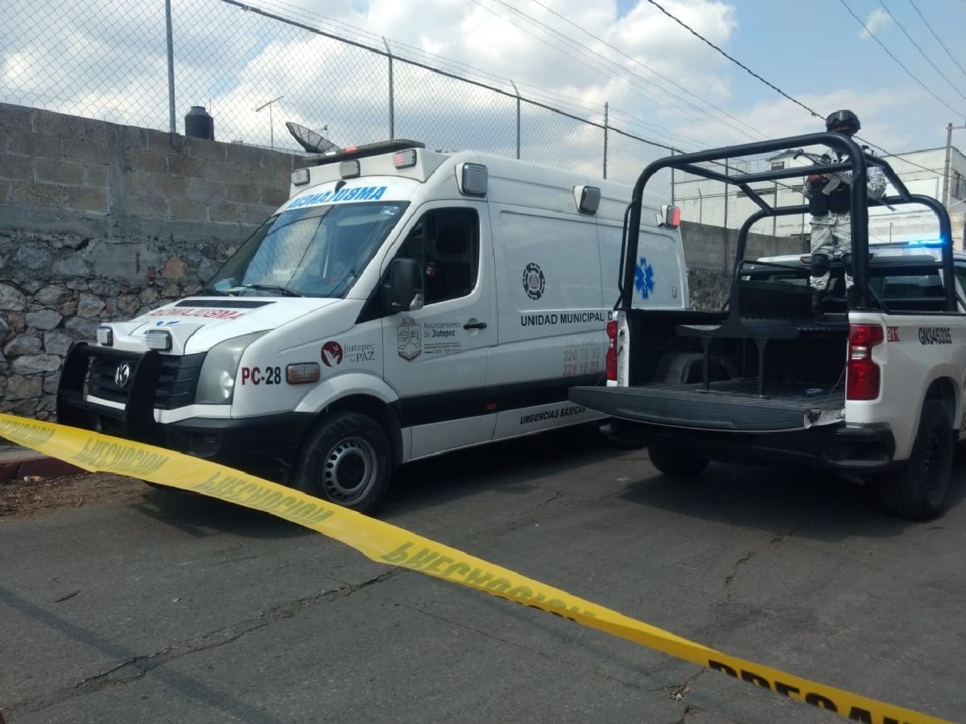 Matan a dos hombres dentro de una casa