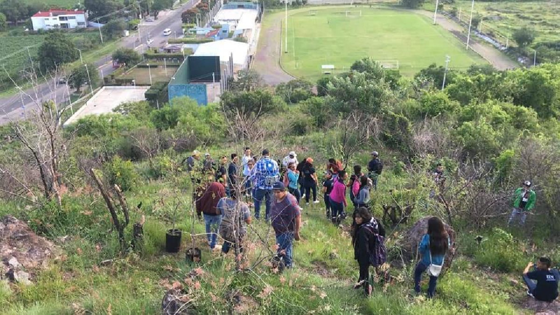 Estudiantes de la UAEM se suman a la reforestación del Parque “El Cristo del Mirador” de Jonacatepec