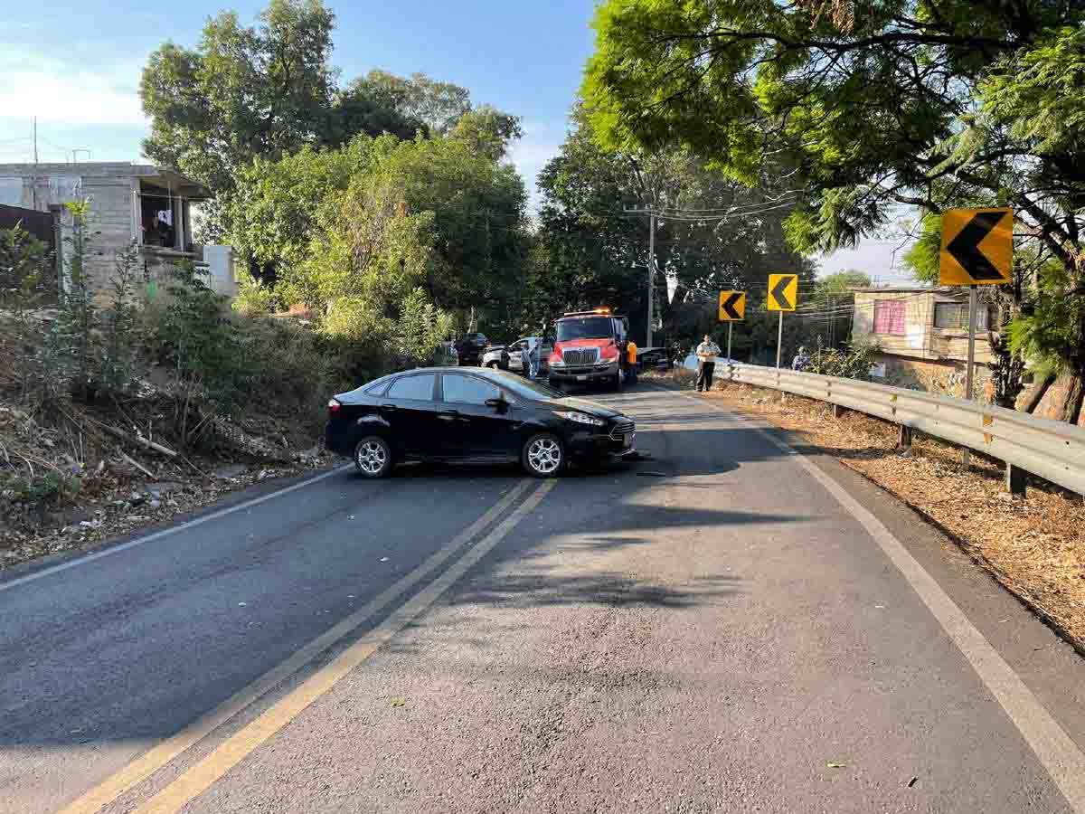 Chocan un auto y una grúa en Santa María Ahuacatitlán