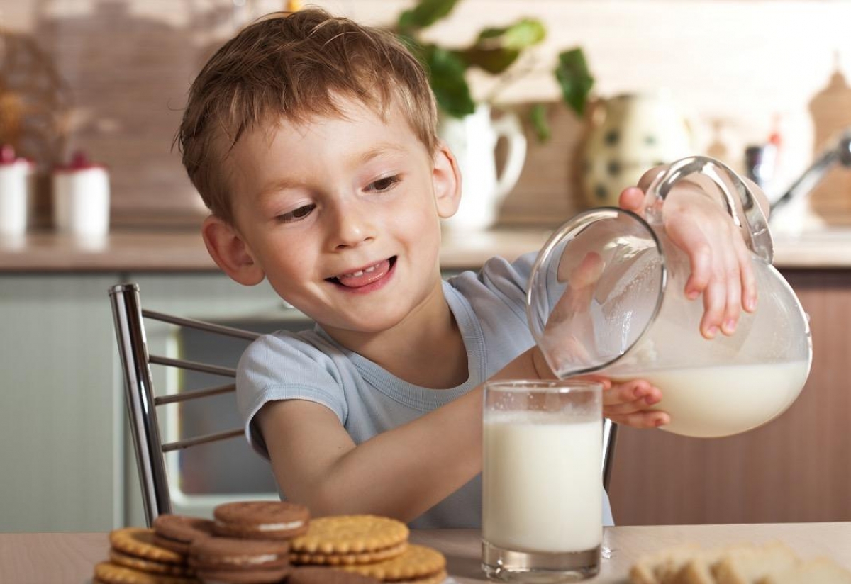 Advierten a padres evitar dar leche y pan azucarados en desayuno