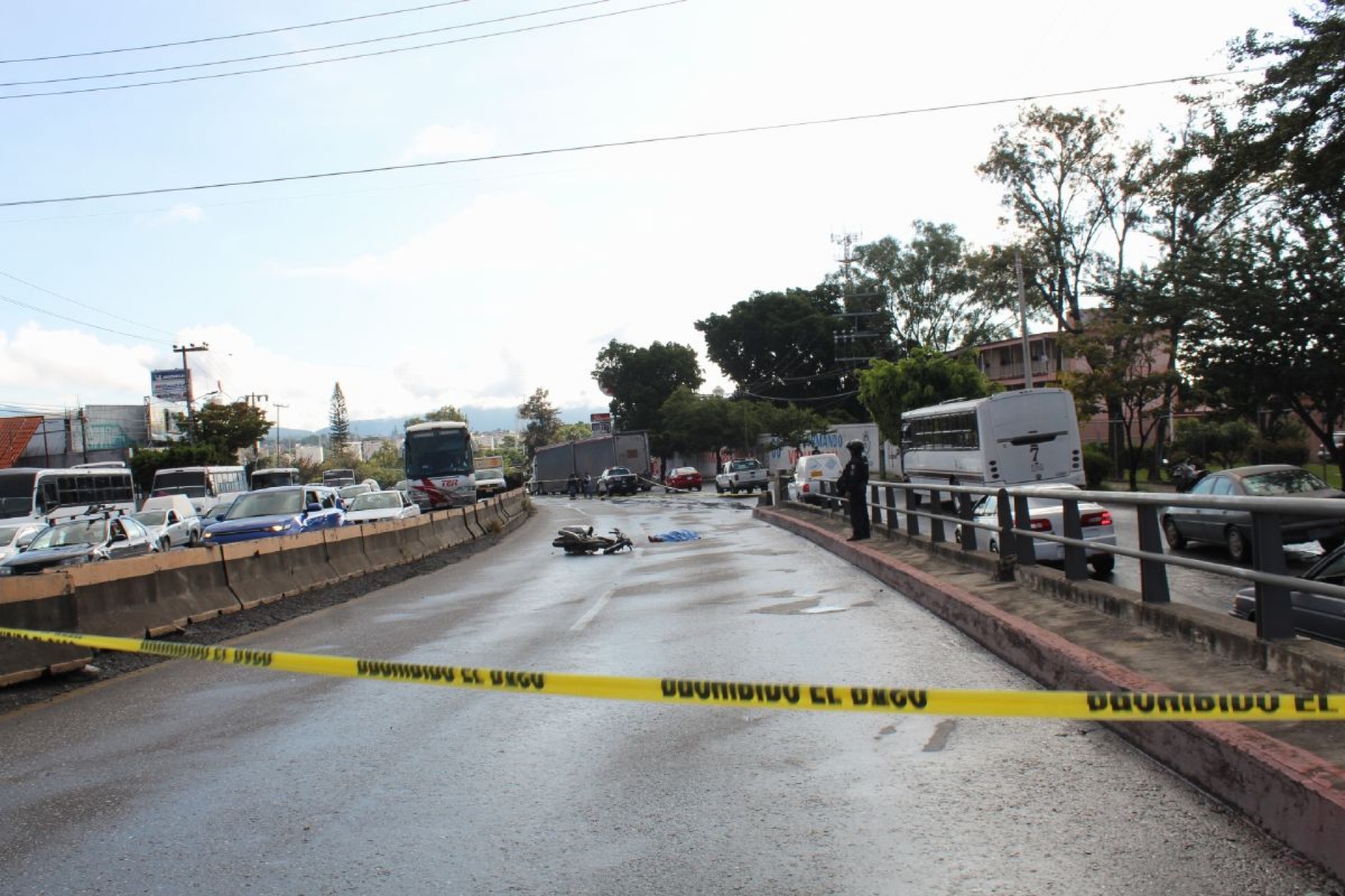 Fallece motociclista arrollado por un tráiler
