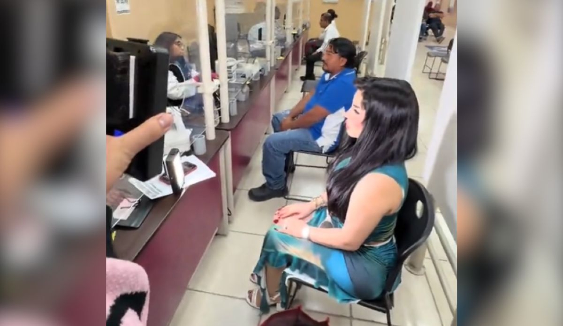 Influencer mexicana monta luces para lucir perfecta en foto del INE