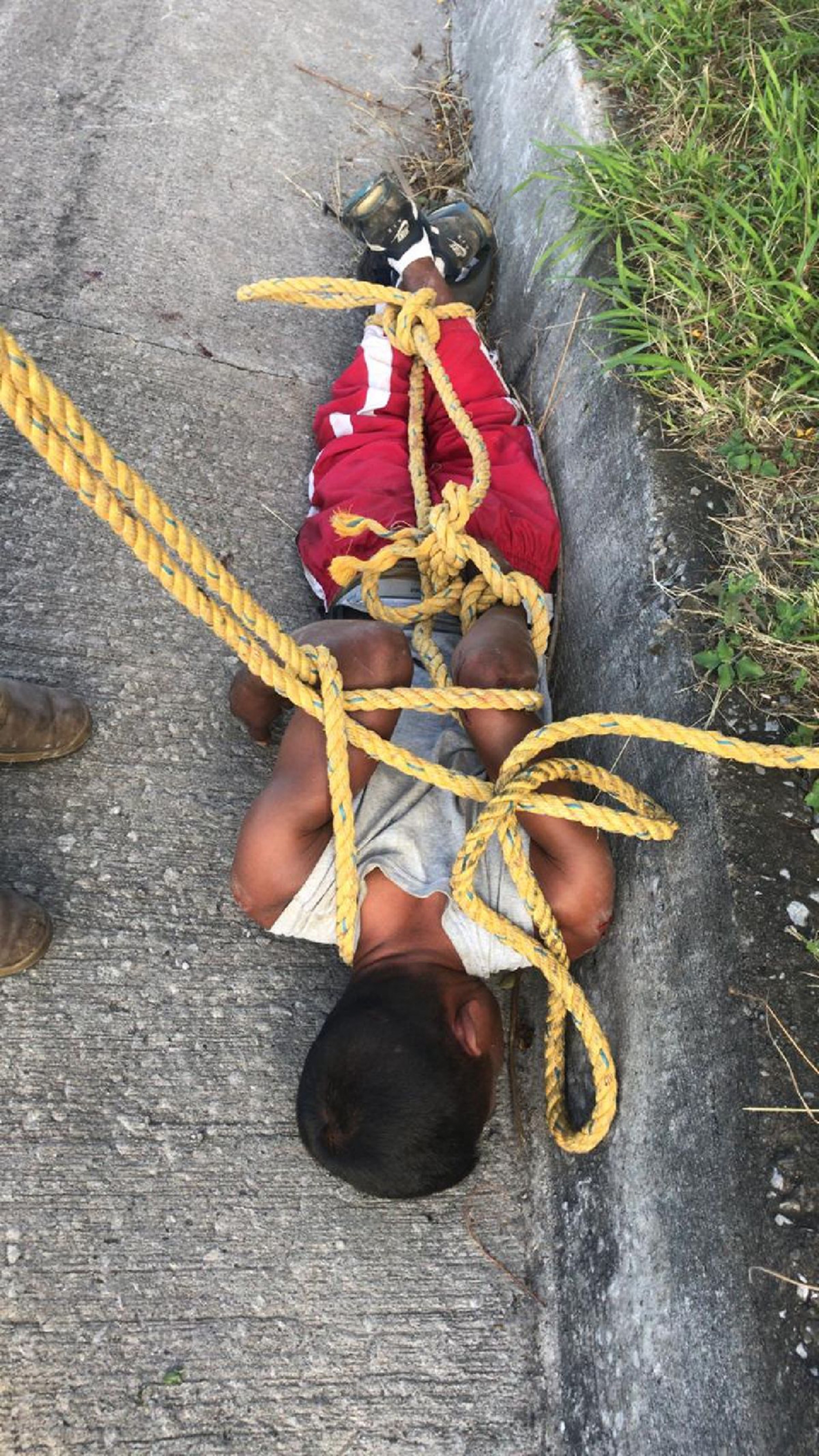 Amarran a adolescente que intentó cometer un robo
