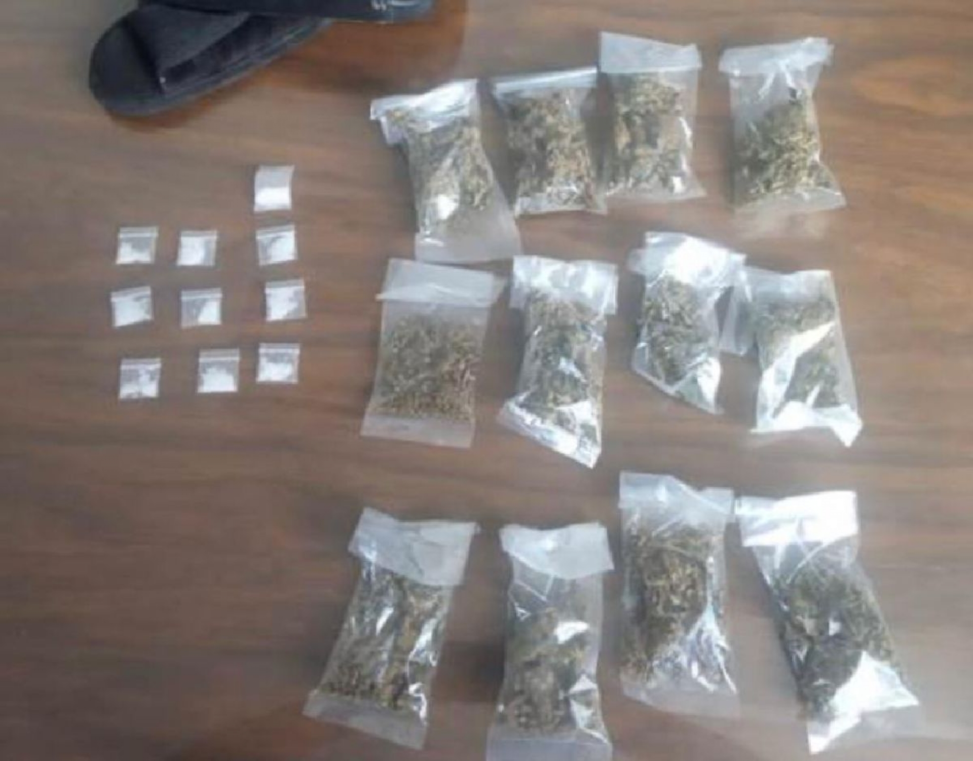 Atrapan a un motociclista en presunta posesión de droga
