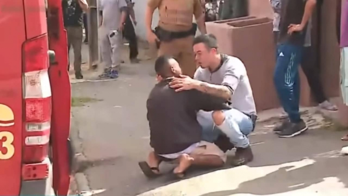 Padre consuela y abraza al hombre que atropelló a su hija