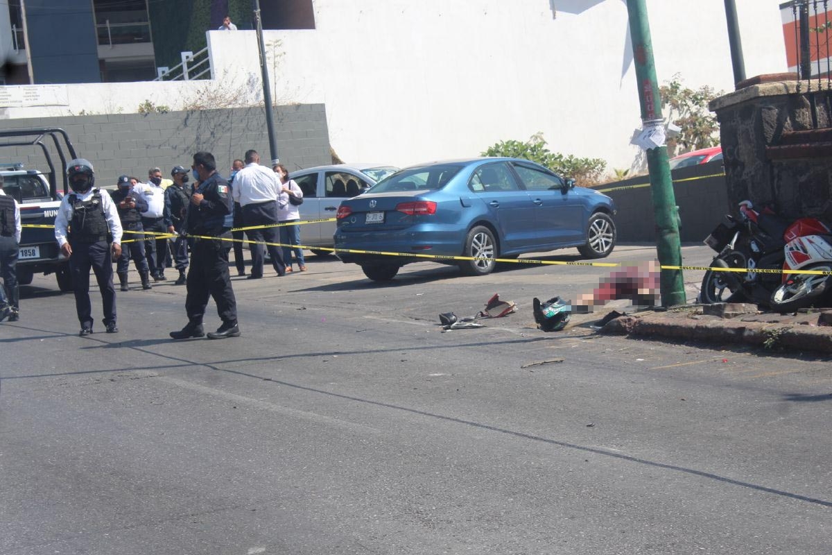 Perdió la vida al estrellarse contra un auto