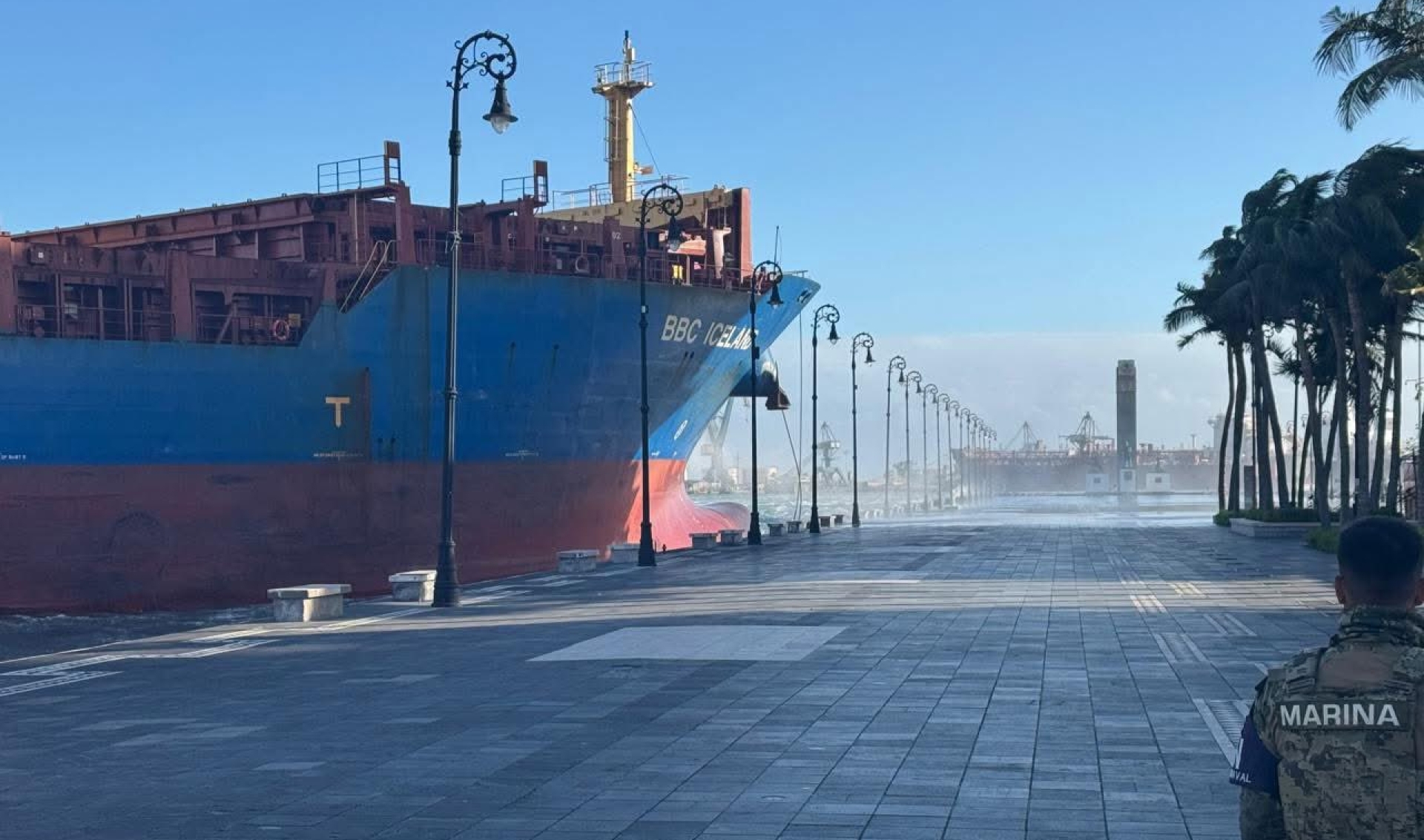 Buque se 'desamarra' por fuertes vientos y choca contra el malecón en Veracruz