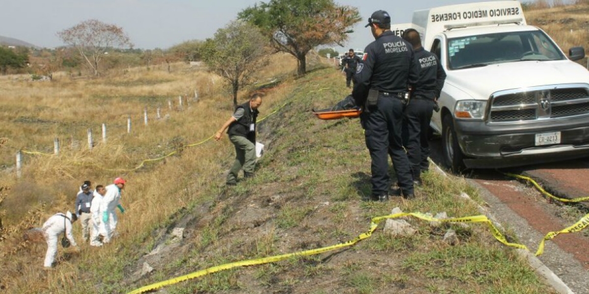 Hallan el cadáver de un hombre a un costado de la autopista México-Acapulco