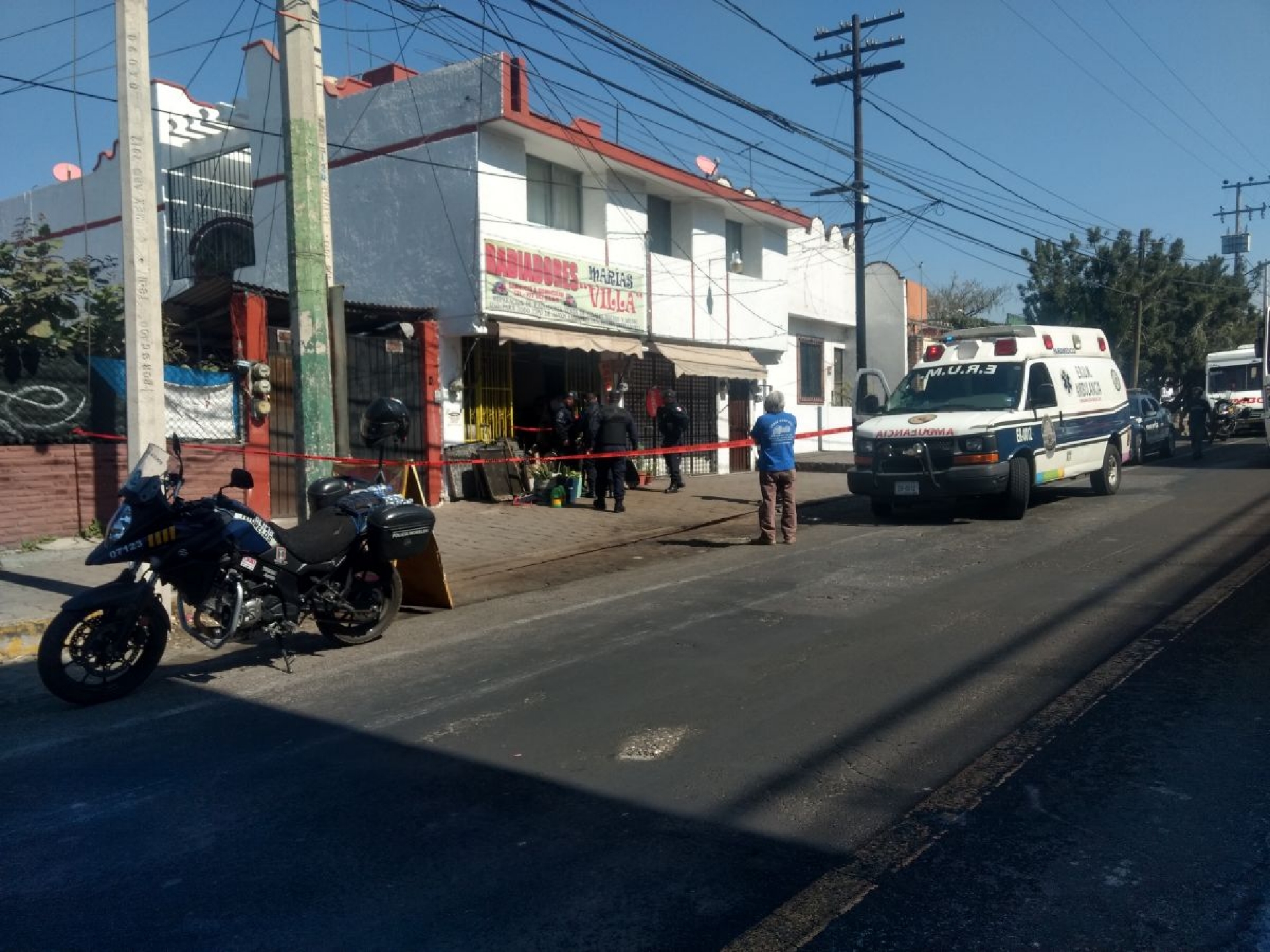 Acribillan a tres personas en un taller