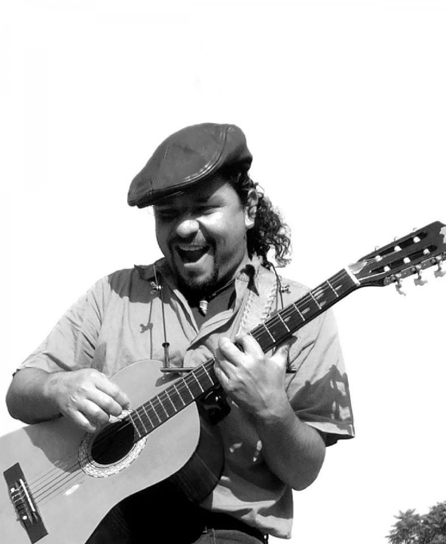 Laúd Ramírez, el cantautor que se autodefine como “rocktrovador”