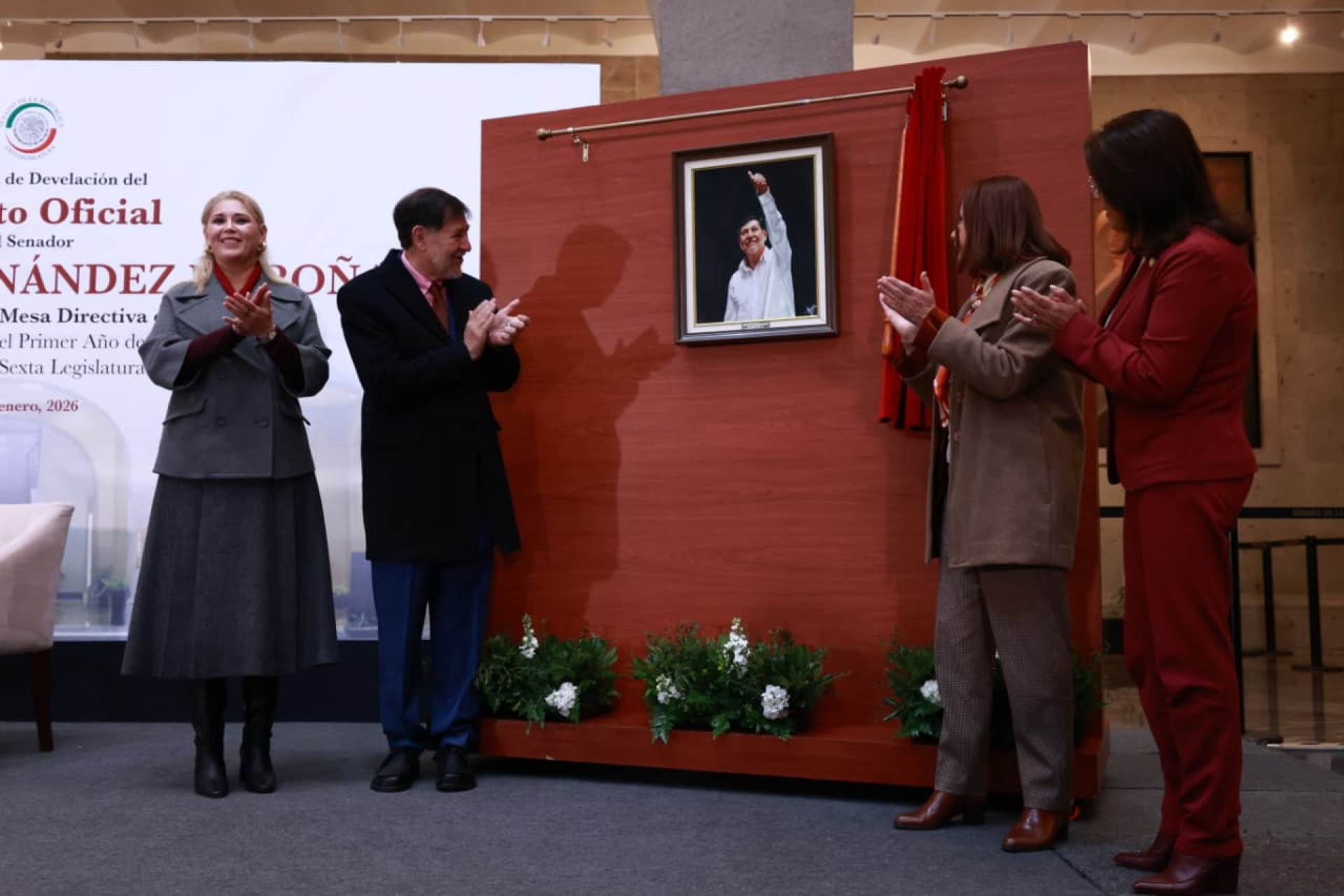 Fernández Noroña devela su retrato oficial como presidente del Senado