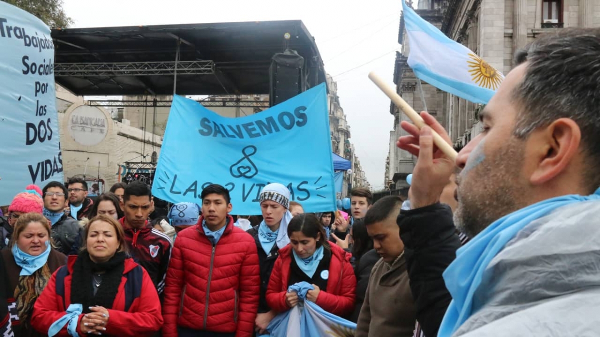 Hombre denuncia a su pareja embarazada para evitar que aborte