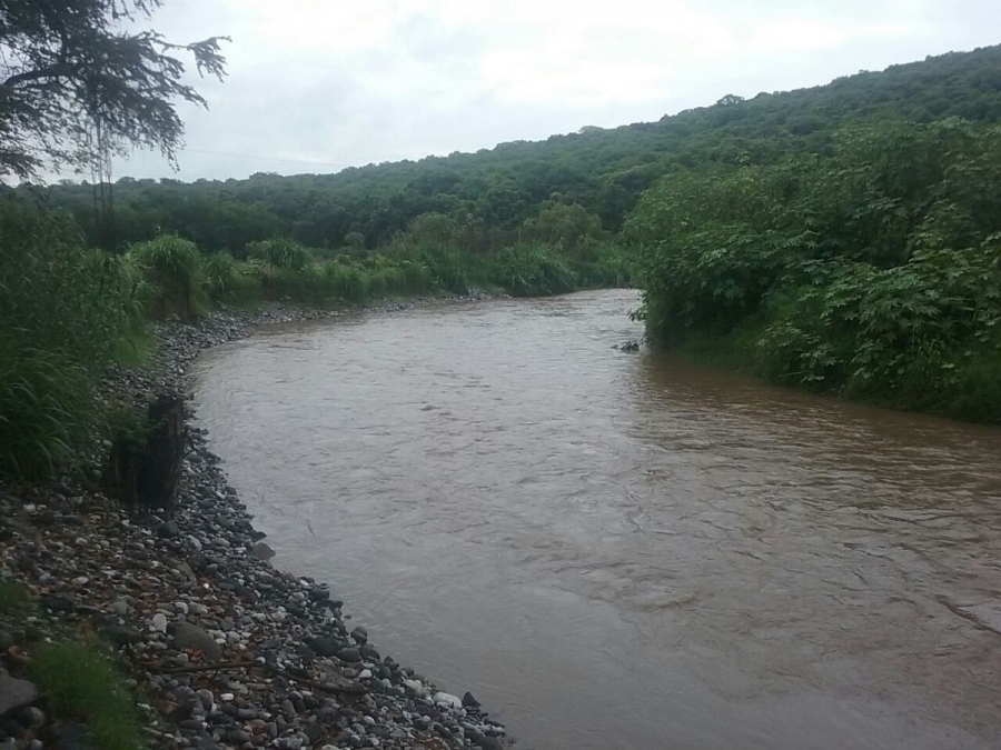 Diez familias y una primaria, en zona de riesgo por río Chalma