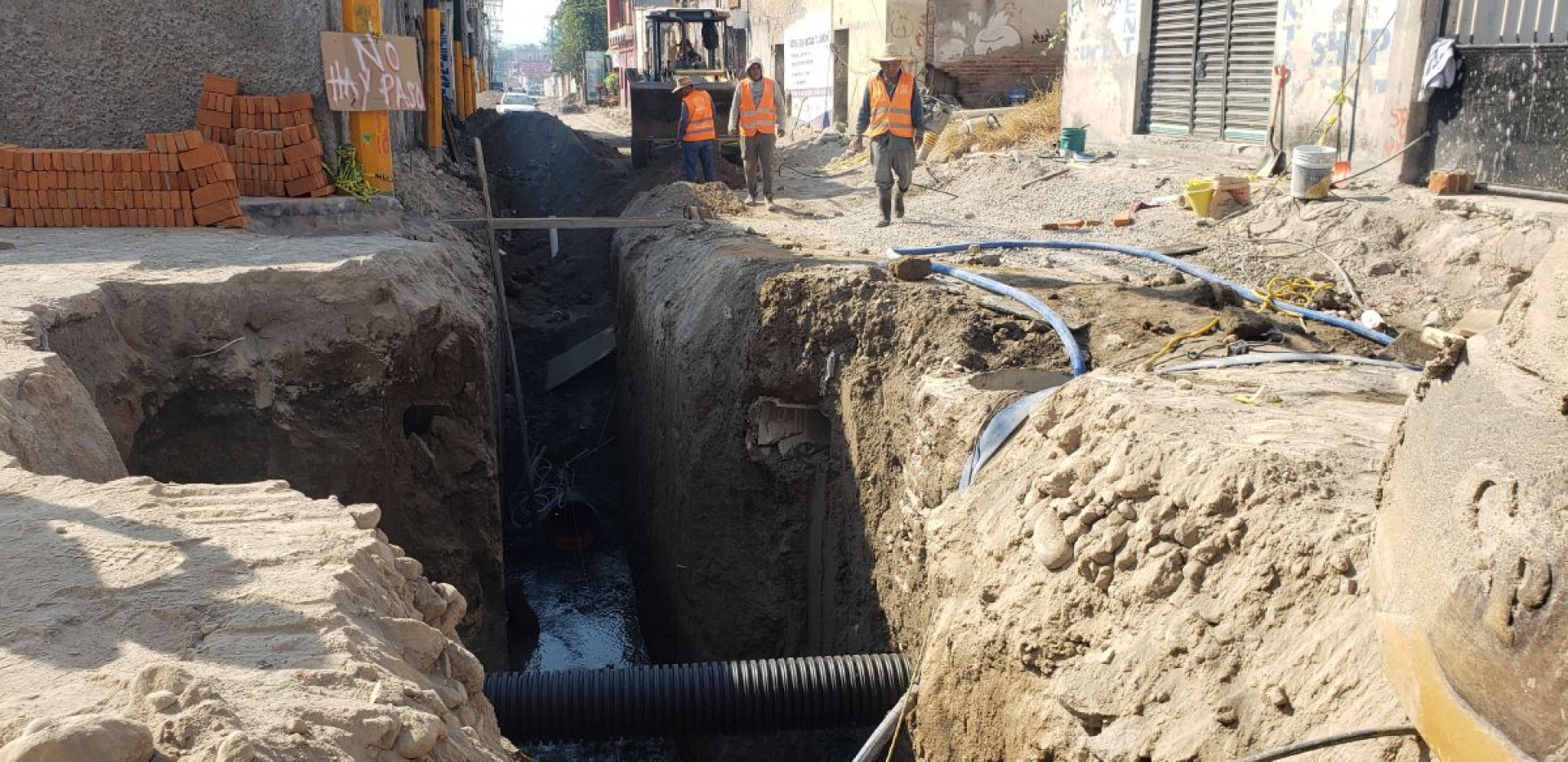Se desbordan aguas de drenaje en calle de Jojutla