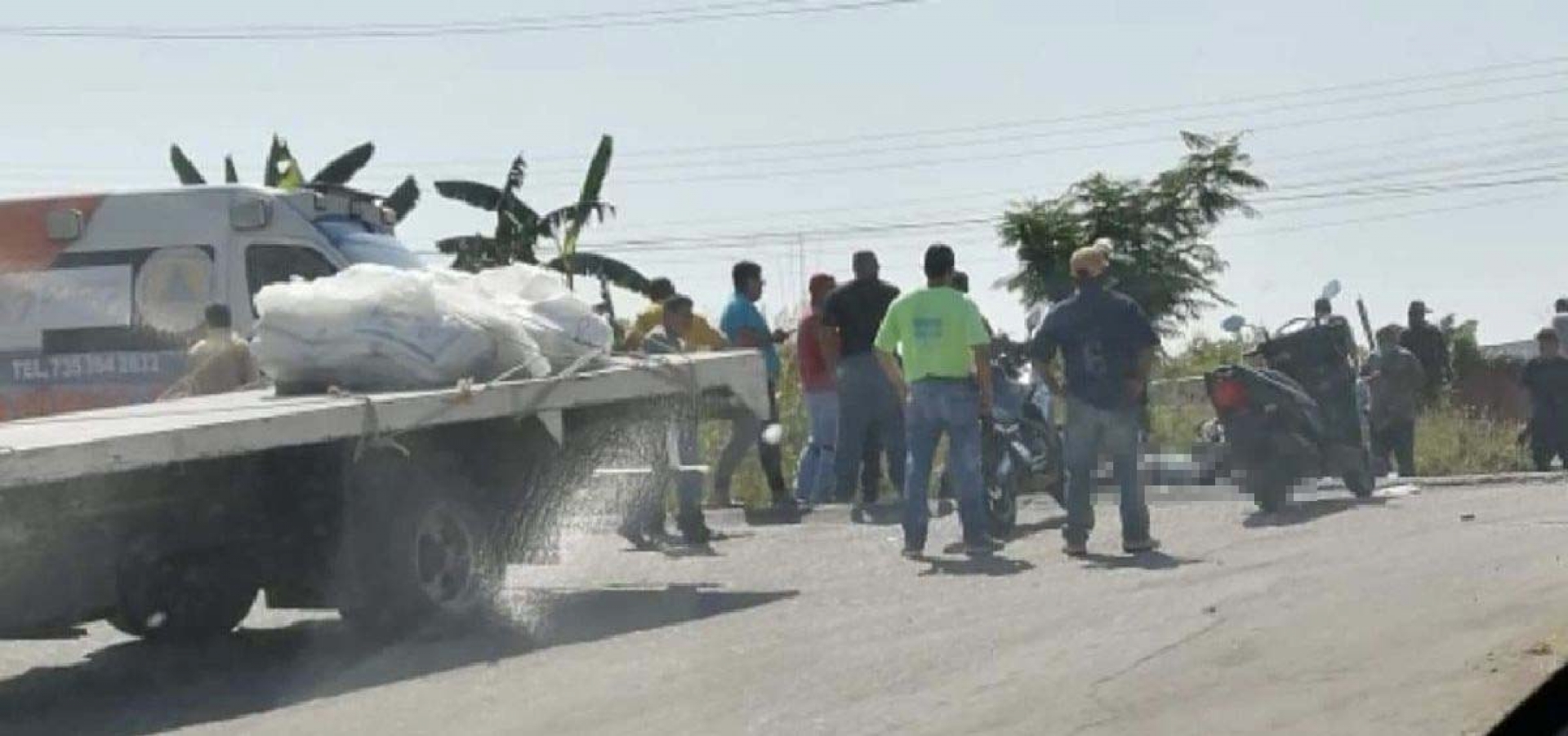 Choque de moto contra camión deja un muerto y un herido