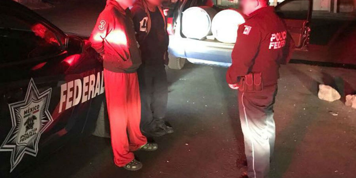 Detiene PF a tres personas que transportaban 400 litros de hidrocarburo