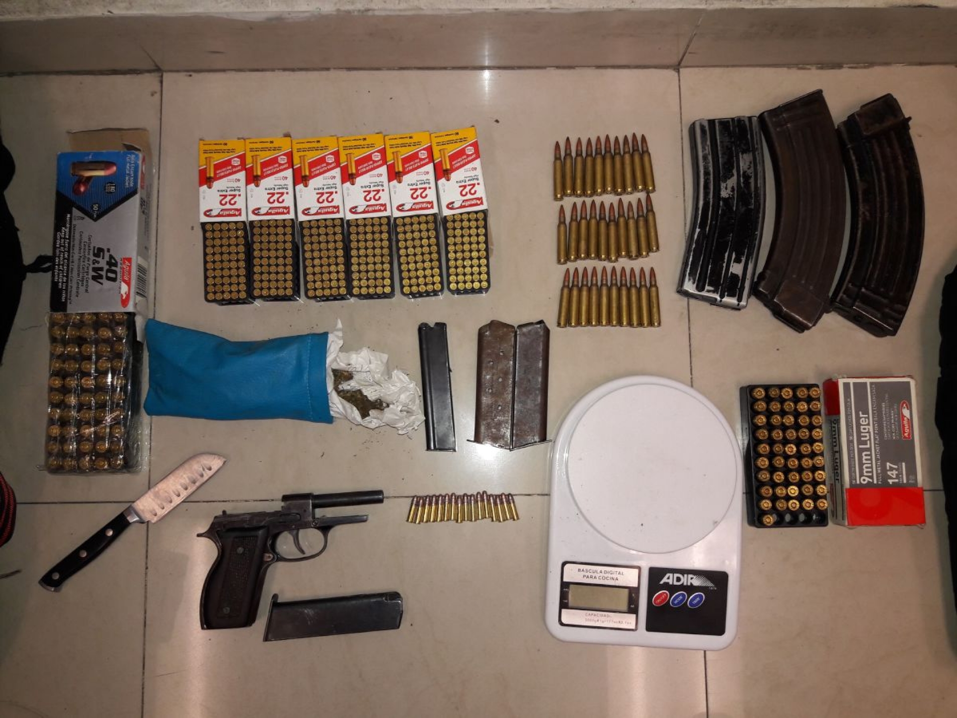 Hallan una moto que contenía decenas de cartuchos y droga