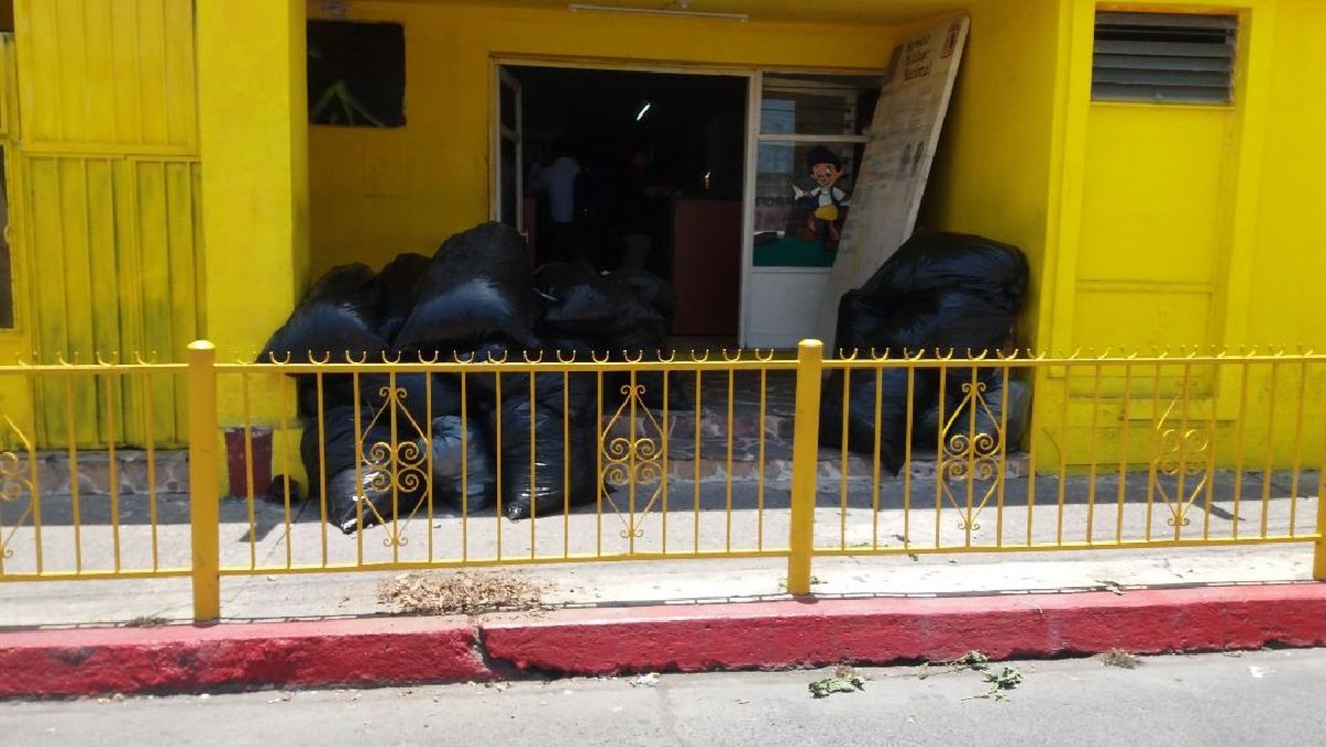 Tiran basura a  las puertas del ayuntamiento en protesta por falta de servicio